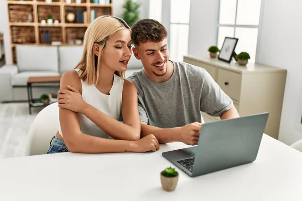 Unga Kaukasiska Par Ler Glada Med Laptop Sitter Bordet Hemma — Stockfoto