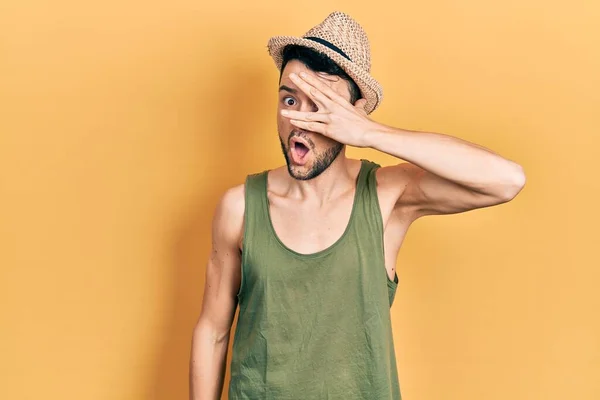 Νεαρός Ισπανός Άνδρας Που Φοράει Καλοκαιρινό Καπέλο Κρυφοκοιτάζει Από Σοκ — Φωτογραφία Αρχείου