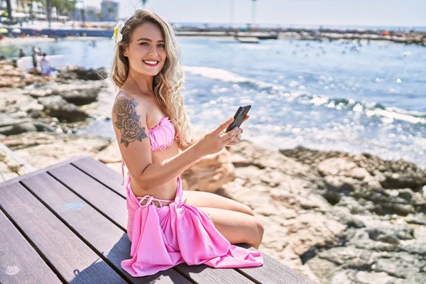 Jeune Fille Blonde Utilisant Smartphone Assis Sur Banc Plage — Photo