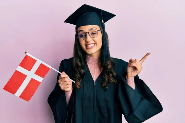 Jonge Spaanse Vrouw Afgestudeerd Uniform Met Een Vlag Die Glimlacht — Stockfoto