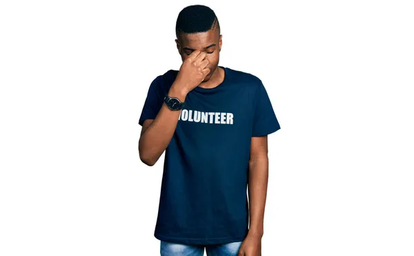Giovane Uomo Afroamericano Indossando Shirt Volontario Stanco Sfregamento Naso Gli — Foto Stock
