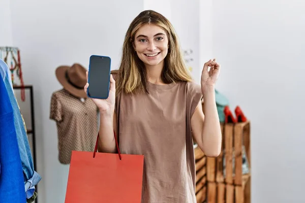 Mujer Rubia Joven Sosteniendo Bolsas Compras Mostrando Pantalla Del Teléfono — Foto de Stock