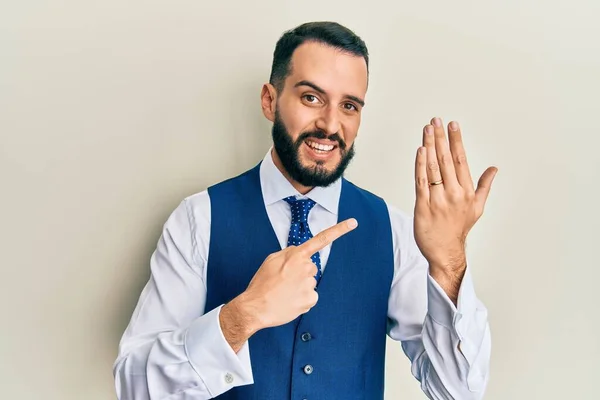 Молодий Чоловік Бородою Обручці Посміхається Щасливим Вказівником Рукою Пальцем — стокове фото