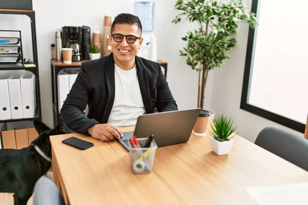 Junger Lateinischer Geschäftsmann Lächelt Glücklich Und Arbeitet Mit Laptop Büro — Stockfoto