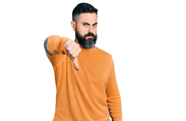 髭を生やしたヒスパニック系の男性は カジュアルな冬のセーターを着て 不満と怒りを示し 親指を下にジェスチャーで否定的に見えます 悪い表現 — ストック写真