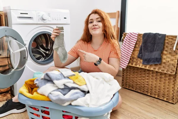 Junge Rothaarige Frau Die Schmutzige Wäsche Die Waschmaschine Gibt Und — Stockfoto