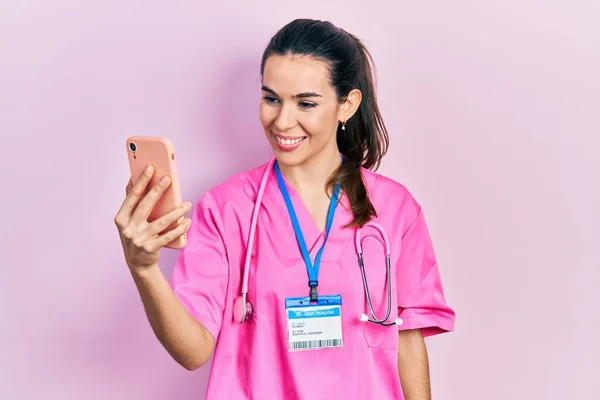 Joven Morena Doctora Haciendo Videollamada Consulta Con Smartphone Luciendo Positiva —  Fotos de Stock