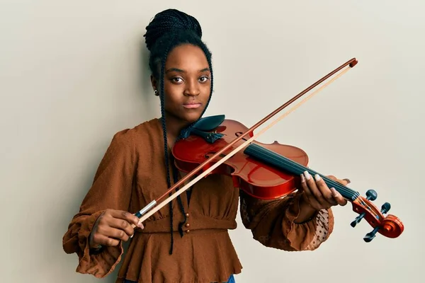 Mujer Afroamericana Con Cabello Trenzado Tocando Violín Relajado Con Expresión —  Fotos de Stock