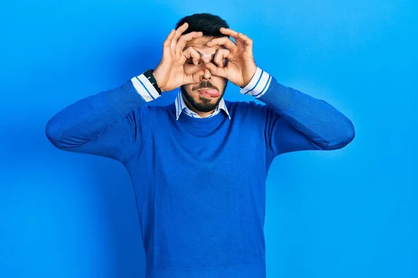 Homem Hispânico Jovem Com Barba Vestindo Camisola Azul Casual Fazendo — Fotografia de Stock