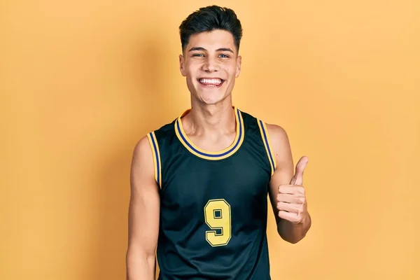 Молодой Латиноамериканец Баскетбольной Форме Делает Счастливый Жест Вверх Рукой Одобрение — стоковое фото