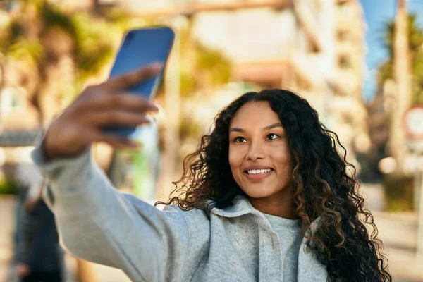 Joven Latina Sonriendo Feliz Haciendo Selfie Por Teléfono Inteligente Ciudad — Foto de Stock