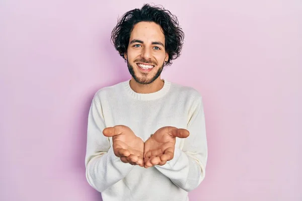 Όμορφος Ισπανός Που Φοράει Λευκό Πουλόβερ Χαμογελώντας Χέρια Του Ενωμένα — Φωτογραφία Αρχείου