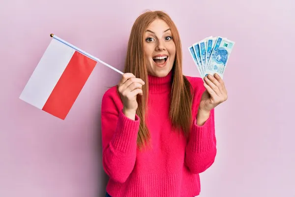 Jonge Ierse Vrouw Met Poland Vlag Zloty Bankbiljetten Vieren Gek — Stockfoto