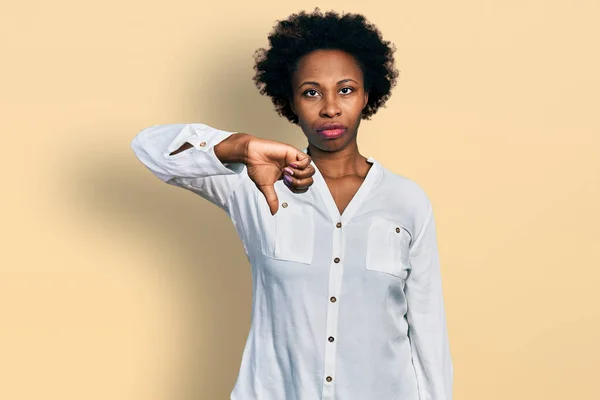 Afro Amerikaanse Vrouw Met Afrohaar Casual Wit Shirt Die Ongelukkig — Stockfoto