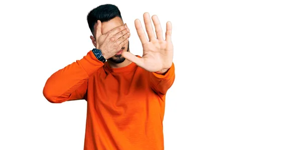 Junger Hispanischer Mann Mit Bart Lässig Orangefarbenem Pullover Der Die — Stockfoto