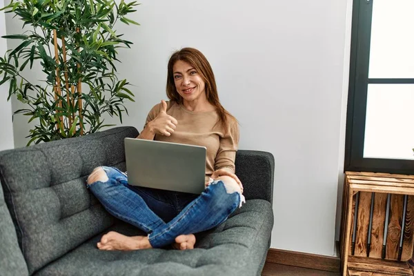 Senior Mujer Oriente Medio Utilizando Ordenador Portátil Sentado Sofá Casa — Foto de Stock