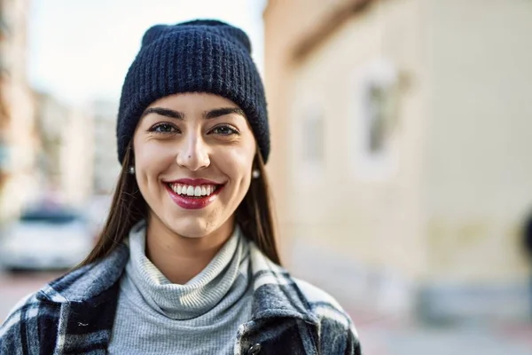 Mladá Hispánka Šťastně Usmívá Když Stojí Městě — Stock fotografie