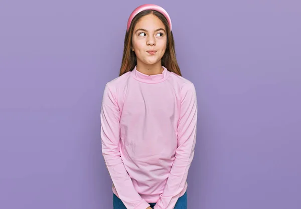 아름다운 갈색의 소녀가 가볍게 터틀넥 스웨터를 웃으면서 생각하는 응시하고 있습니다 — 스톡 사진