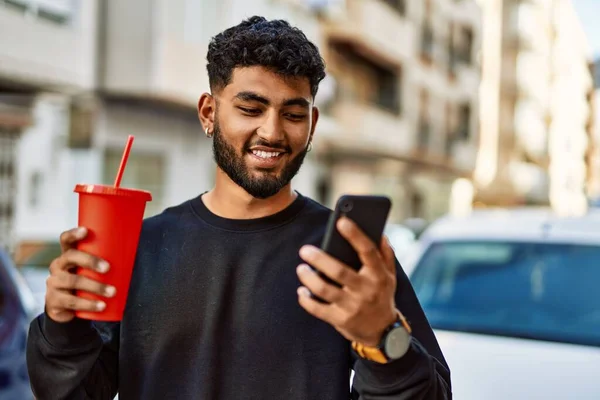 Молодий Арабський Чоловік Використовує Смартфон Питної Содової Вулиці — стокове фото
