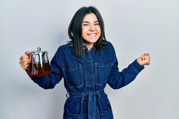 Genç Esmer Kadın Geleneksel Çay Demliği Giyiyor Gururla Bağırıyor Zaferi — Stok fotoğraf