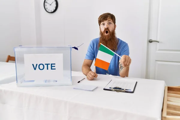 Homem Caucasiano Com Longa Barba Eleição Campanha Política Segurando Bandeira — Fotografia de Stock