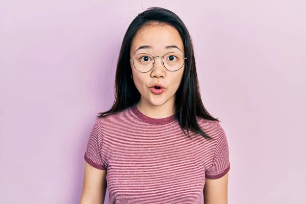 Молодая Китаянка Повседневной Одежде Очках Испугана Потрясена Удивлением Страхом Взволнованным — стоковое фото