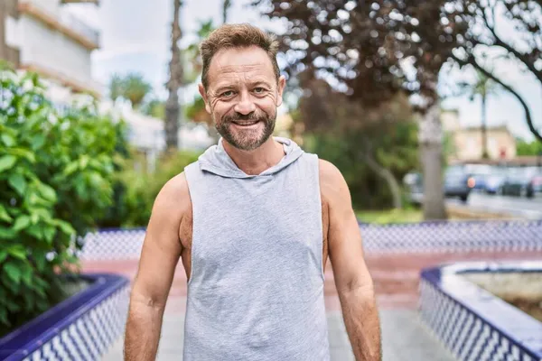 Homem Meia Idade Sorrindo Confiante Parque — Fotografia de Stock