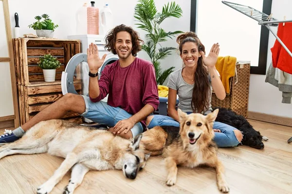 Jovem Casal Hispânico Fazendo Lavanderia Com Cães Renunciando Dizendo Olá — Fotografia de Stock