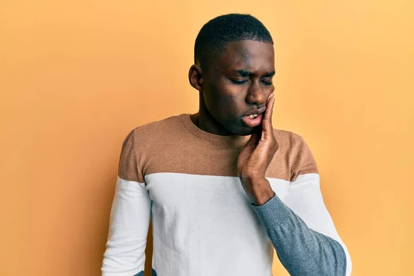 Jonge Afro Amerikaanse Man Draagt Casual Kleding Aanraken Mond Met — Stockfoto