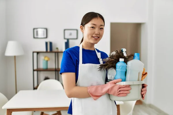 Νεαρή Κινεζική Νοικοκυρά Εκμετάλλευση Προϊόντα Καθαρισμού Στέκεται Στο Σπίτι — Φωτογραφία Αρχείου