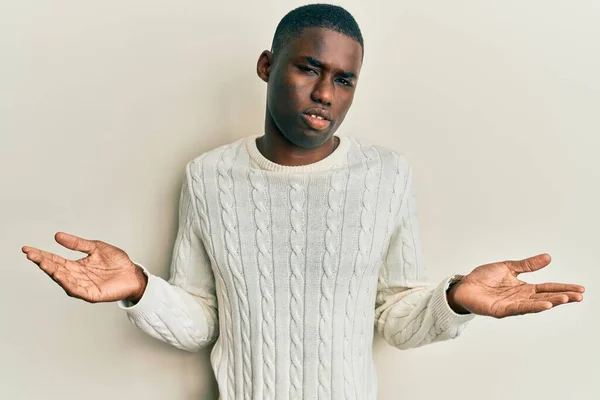 Ung Afrikansk Amerikan Man Bär Casual Kläder Aningslöst Och Förvirrad — Stockfoto