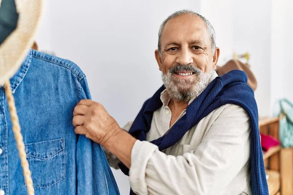 Älterer Grauhaariger Mann Lächelt Selbstbewusst Beim Einkaufen Bekleidungsgeschäft — Stockfoto