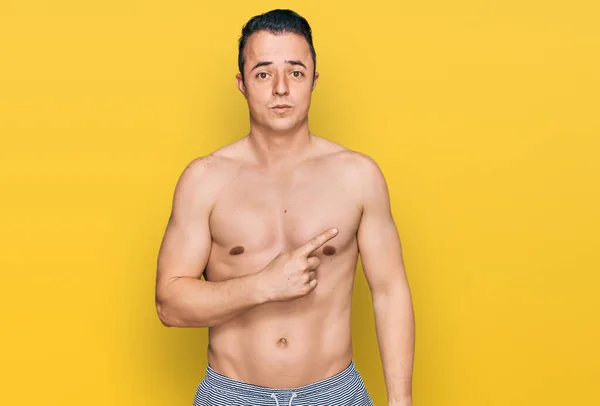 Bonito Jovem Vestindo Roupa Banho Sem Camisa Apontando Para Lado — Fotografia de Stock