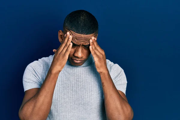 Молодий Чорний Чоловік Повсякденній Сорочці Страждає Від Головного Болю Стресу — стокове фото