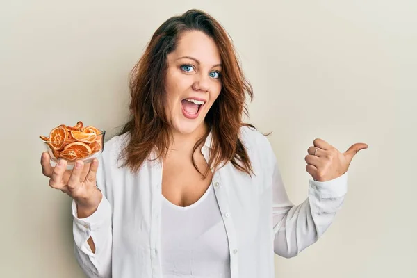 Junge Kaukasische Frau Hält Schale Mit Trockenem Orangefarbenem Daumen Zur — Stockfoto