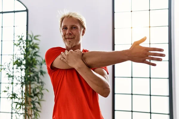 Jonge Kaukasische Man Glimlachend Zelfverzekerd Stretchen Bij Sportcentrum — Stockfoto