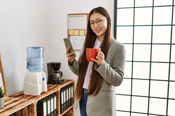 Jovem Empresária Chinesa Usando Smartphone Beber Café Escritório — Fotografia de Stock