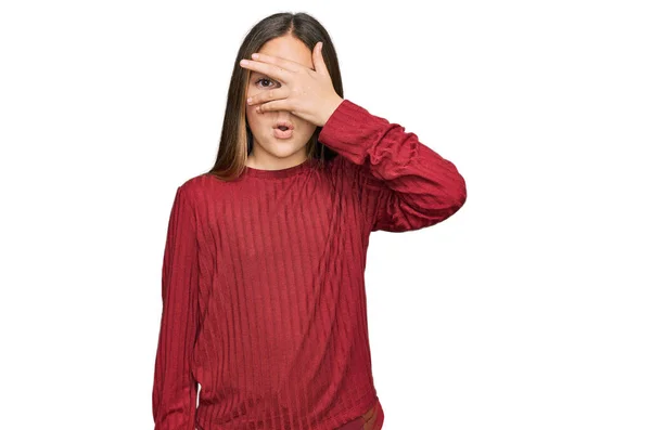 Piękna Brunetka Mała Dziewczynka Luźnym Swetrze Podglądająca Szoku Twarz Oczy — Zdjęcie stockowe