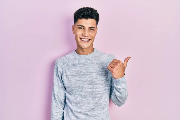 Joven Hispano Vestido Con Ropa Casual Sonriendo Con Cara Feliz —  Fotos de Stock