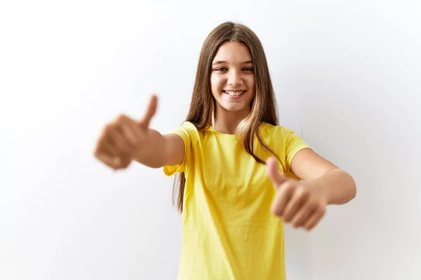 Jonge Brunette Tiener Samen Staan Geïsoleerde Achtergrond Goed Keuren Doen — Stockfoto