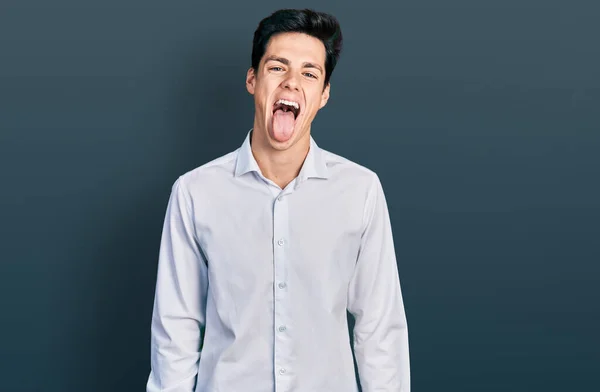 Genç Spanyol Adamı Kıyafetleri Giyiyor Dilini Komik Bir Ifadeyle Dışarı — Stok fotoğraf