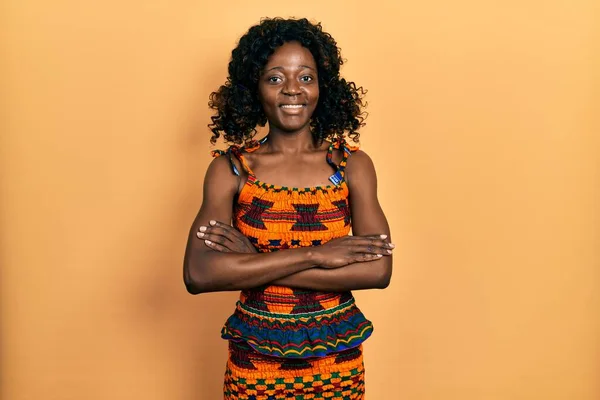 年轻的非洲裔美国女人穿着传统的非洲服装 面带微笑 交叉着双臂看着相机 积极的人 — 图库照片