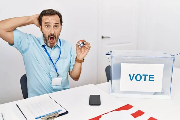 Homem Meia Idade Com Barba Sentado Por Cédula Segurando Voto — Fotografia de Stock