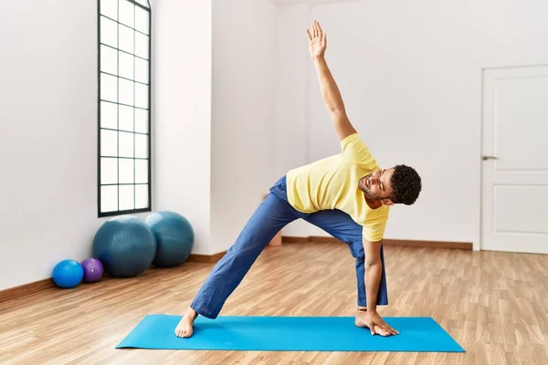 Joven Árabe Deportista Sonriendo Feliz Entrenamiento Yoga Centro Deportivo —  Fotos de Stock