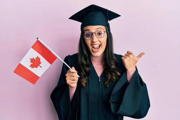 Jeune Femme Hispanique Portant Uniforme Graduation Tenant Drapeau Canada Pointant — Photo