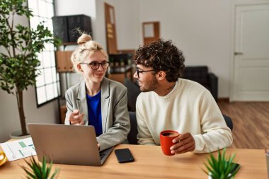 Ofiste çalışırken gülümseyen iki İspanyol iş adamı..