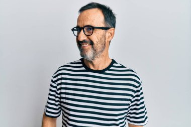 Orta yaşlı İspanyol bir adam günlük giysiler ve gözlük takıyor. Taraf arıyor, profil pozu veriyor. Doğal bir yüzü ve kendine güvenen bir gülümsemesi var.. 