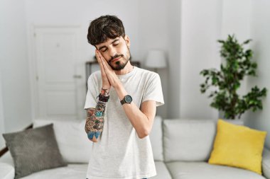 Evdeki oturma odasında sakallı İspanyol bir adam uyuyordu. Yorgundu, hayal kuruyordu ve elleriyle poz veriyordu. Gözleri kapalıydı.. 