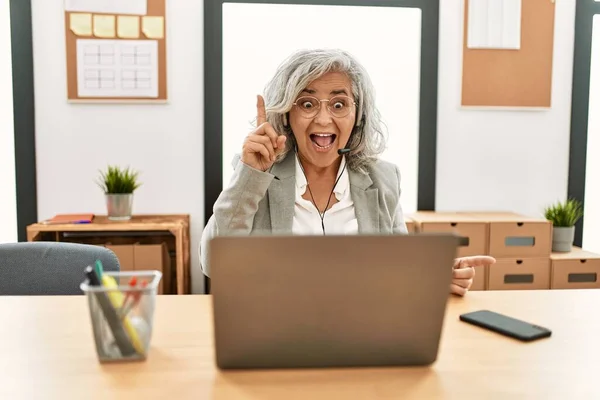 中年女商人坐在办公桌前工作 在办公室用笔记本电脑指指点点 提出了一个成功的想法 又兴奋又快乐第一大 — 图库照片