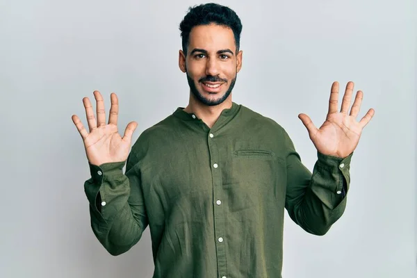 Молодий Іспаномовний Чоловік Носить Повсякденний Одяг Показуючи Вказуючи Пальцями Номер — стокове фото